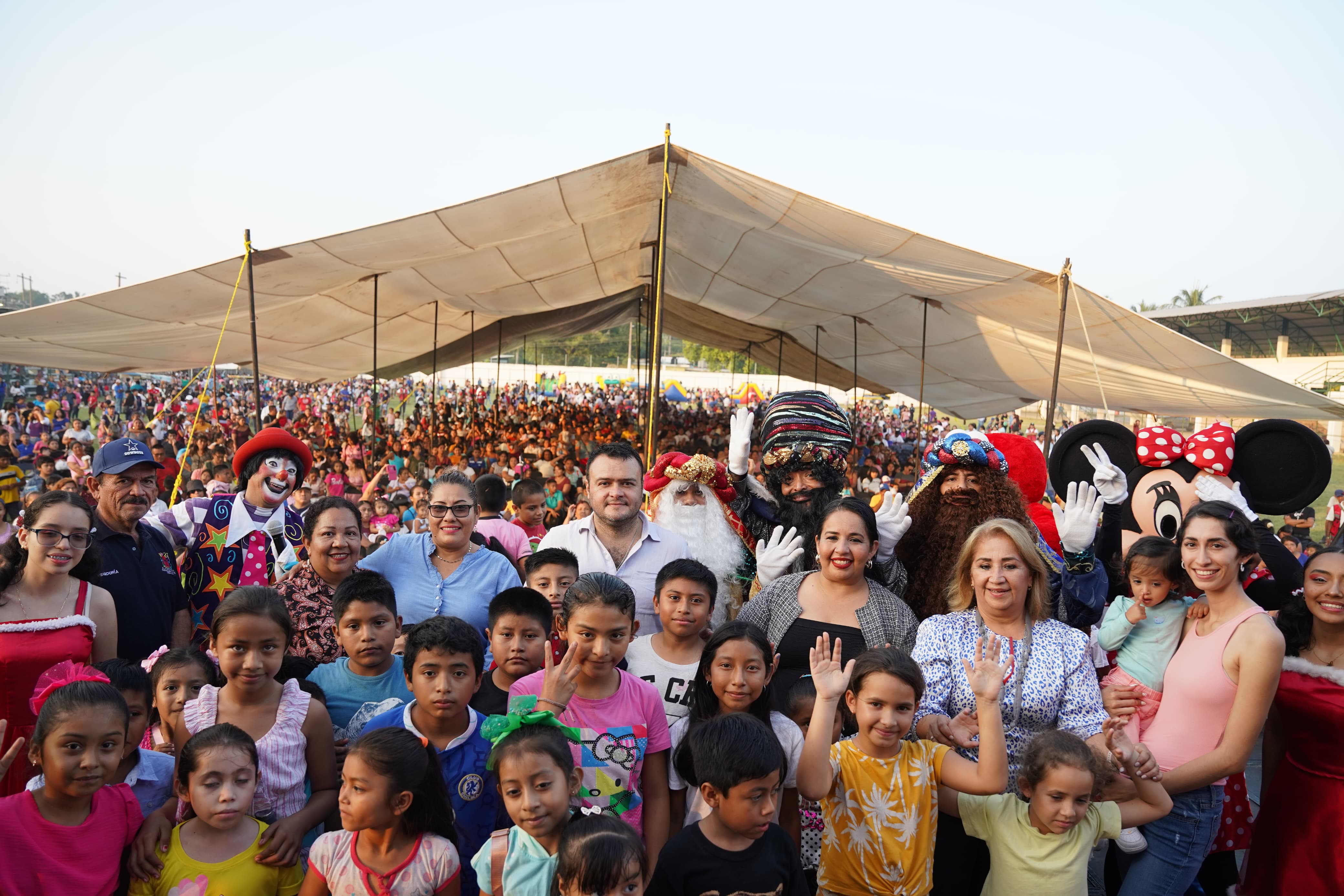 Reyes Magos festejan en grande a cientos de niños de Cosoleacaque.