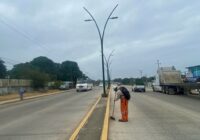 Brigadas del H. Ayuntamiento de Cosoleacaque mantienen limpieza de nuestras calles
