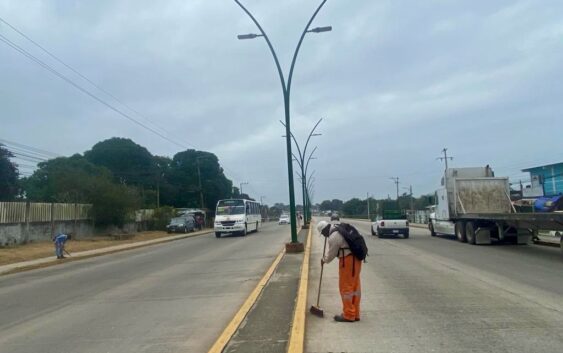 Brigadas del H. Ayuntamiento de Cosoleacaque mantienen limpieza de nuestras calles