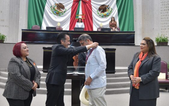 Entrega Poder Legislativo a Gilberto Gutiérrez la medalla Adolfo Ruiz Cortines