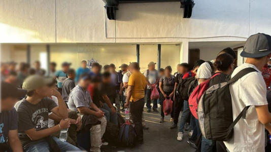 Rescatan 114 migrantes que viajaban en un autobús en Veracruz, 19 son menores de edad.