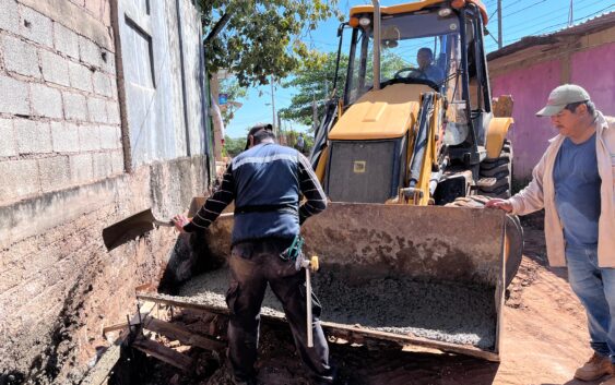 Inicia obra de pavimentación y muro de contención en el callejón Francisco Villa, de la cabecera municipal