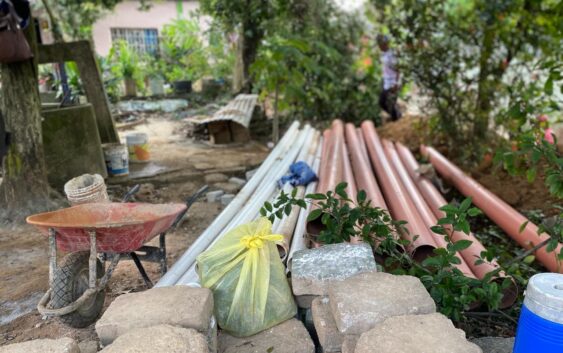 Avanzan trabajos de introducción de red de drenaje y agua potable en Barrio Primero de Cosoleacaque