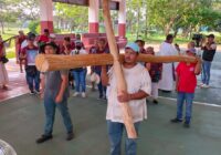 Migrantes celebran con tradicional viacrucis la Semana Santa