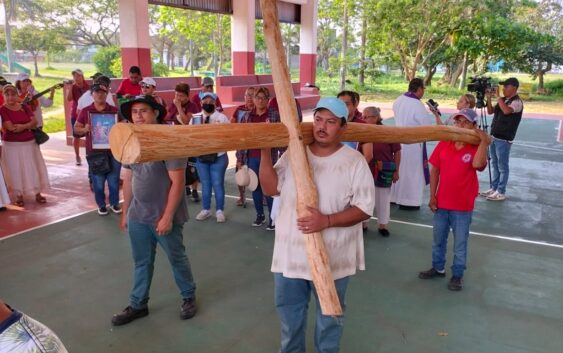 Migrantes celebran con tradicional viacrucis la Semana Santa