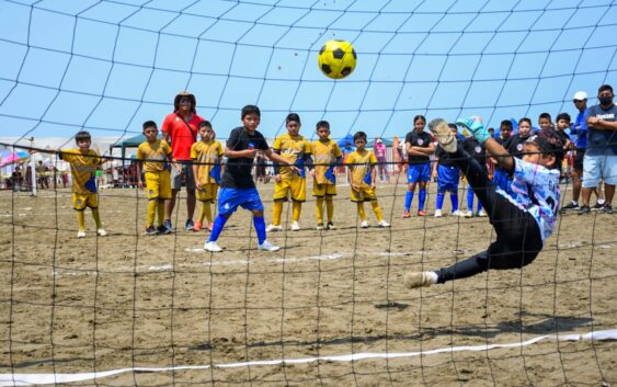 Emocionante torneo de fútbol de playa en Coatzacoalcos