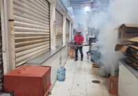 ‘Refuerzan medidas en Salud Pública con fumigación de mercados para prevenir el Dengue’