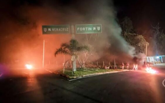 Caos porque siguen bloqueos en zona de Totutla y Huatusco; llegan granaderos