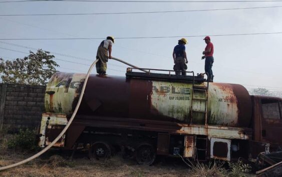 Combaten bomberos incendio en el corralón de “Grúas Vásquez” en Minatitlán