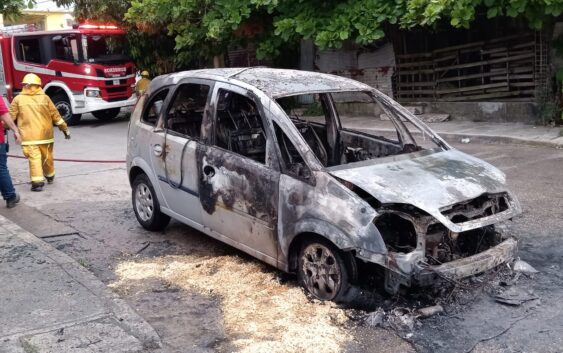 Se quema camioneta en la Hernández Ochoa