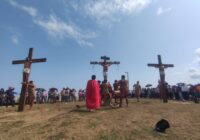 Católicos celebran el “Viacrucis viviente” en Coatzacoalcos y villa Allende