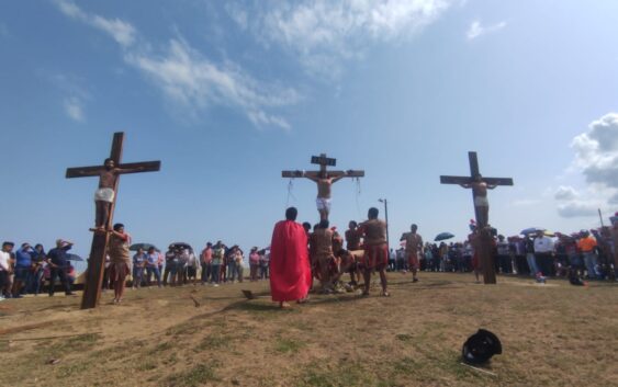 Católicos celebran el “Viacrucis viviente” en Coatzacoalcos y villa Allende