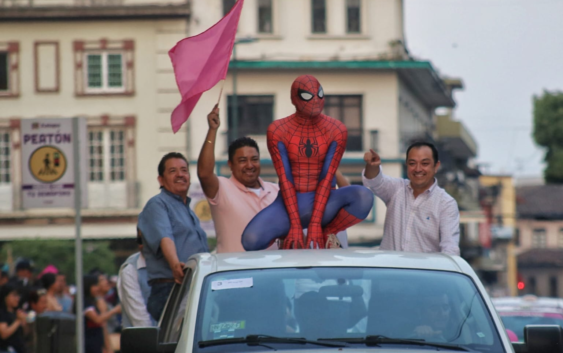Spiderman se aparece en Caravana de Américo