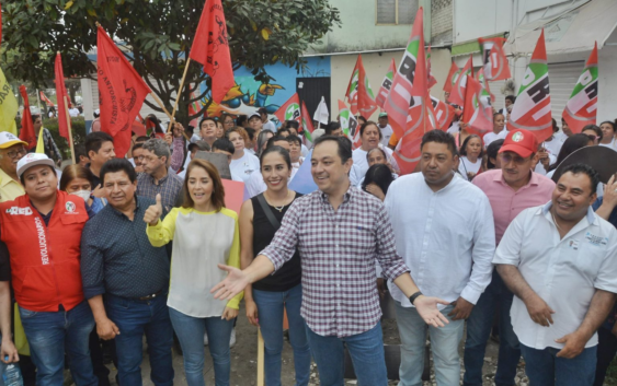 Recorre Américo Zuñiga, la calle Ebano de la colonia Veracruz, escuchando planteamientos de ciudadanos