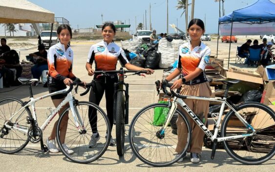 Ciclistas de Coatzacoalcos recaudan fondos para competencia en Pachuca