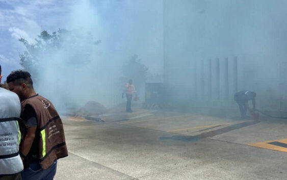 Evacuan a empleados de “Mercado Libre” tras incendio de pastizal en el poniente de Coatzacoalcos