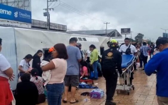 Vuelca autobús que salió de Minatitlán en el estado de Monterrey