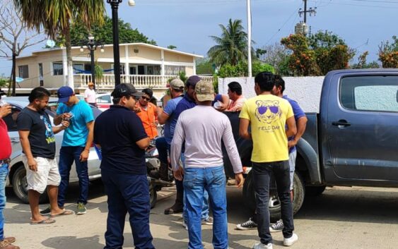 Obreros de villa Cuichapa llevan tres semanas sin recibir su salario