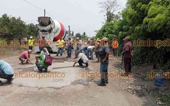 SIOP los ninguneó: Pobladores se pusieron a reparar carretera