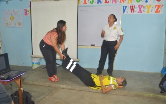 Capacitan en Primeros Auxilios a docentes y colonos de Coatzacoalcos