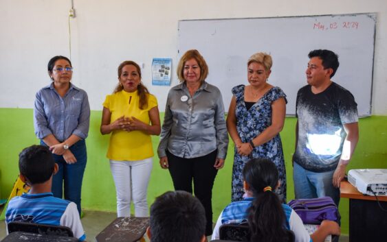 Con pláticas motivacionales inspiran a jóvenes a terminar sus estudios