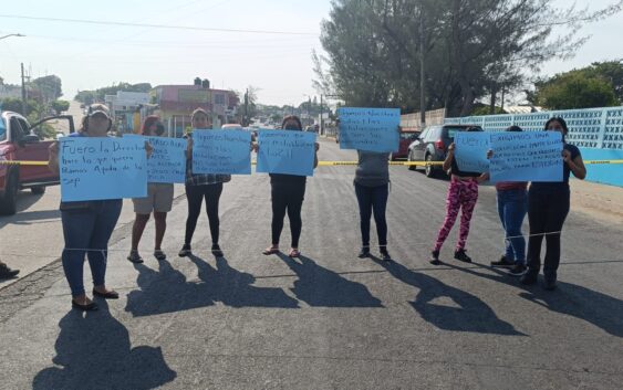 Por falta de energía electrica en primaria de Coatzacoalcos bloquean la avenida Universidad