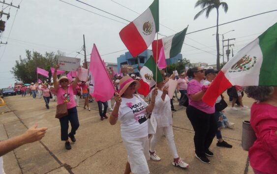 Se suma Coatzacoalcos a la marcha nacional de la “Marea Rosa”