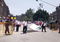 “¿Tampoco la merecían?”: exhiben al Gobierno de AMLO por quitar la Bandera del Zócalo para las marchas del Día del Trabajo 