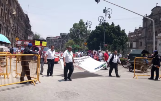 “¿Tampoco la merecían?”: exhiben al Gobierno de AMLO por quitar la Bandera del Zócalo para las marchas del Día del Trabajo 