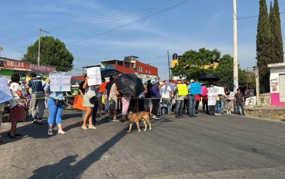 Bloquean calles de Xalapa por falta de agua