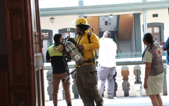 Desalojan a personal y alumnos de la “Prepa Juárez” por derrame de químico [Video]