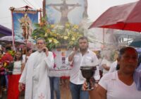 Se efectúa el tradicional paseo de flores en honor a la Preciosa Sangre de Cristo.