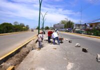 Gobierno de Cosoleacaque realiza trabajos de bacheo en el bulevar.