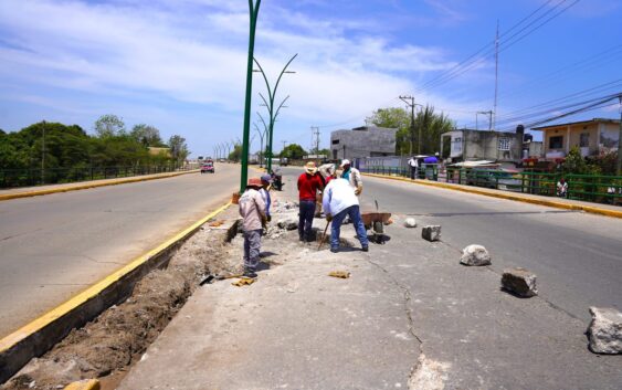 Gobierno de Cosoleacaque realiza trabajos de bacheo en el bulevar.