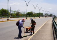 Cosoleacaque realiza trabajos de embellecimiento en el bulevar.