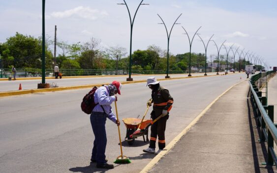 Cosoleacaque realiza trabajos de embellecimiento en el bulevar.