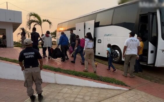 Localizan a 82 migrantes dentro de autobús turístico en el sur de Veracruz