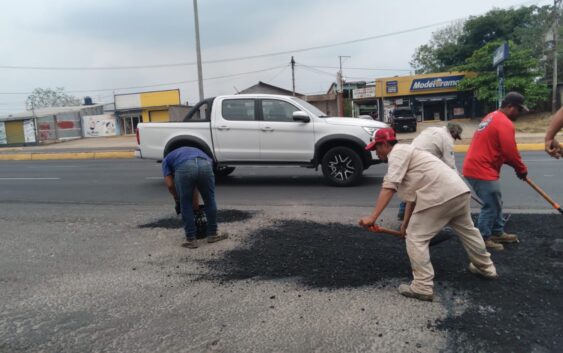 Trabajos de bacheo en calles y avenidas, se realizan de manera continua en el municipio de Cosoleacaque.