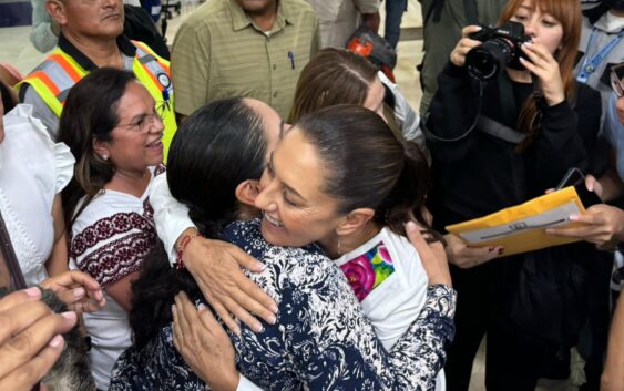 Claudia Tello recibe a Claudia Sheinbaum en Minatitlán