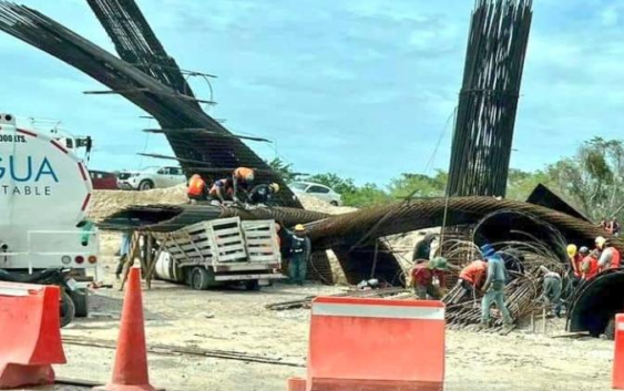 Colapsa estructura del Tren Maya en Chetumal, Quintana Roo, por las lluvias; cae sobre vehículo