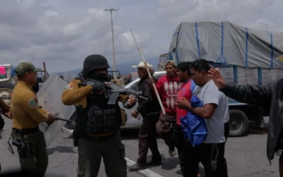 Policía de Veracruz reprime a campesinos que bloqueaban Granjas Carroll; denuncian tres muertos