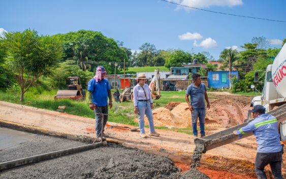 Pavimentación con concreto hidráulico en la calle Antonio de Mendoza, asegura vías más seguras en Acayucan