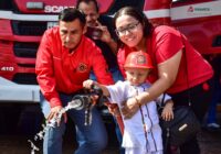 Niños sobrevivientes del cáncer se convierten en Bomberos por un día