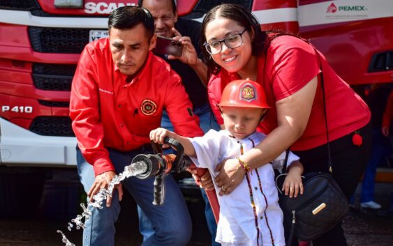 Niños sobrevivientes del cáncer se convierten en Bomberos por un día