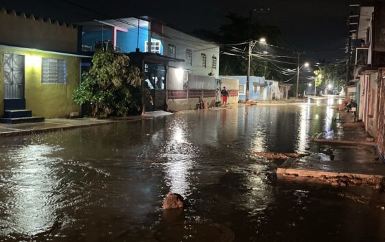 Protección Civil de Cosoleacaque y Limpia Pública apoyan zonas afectadas por lluvias.