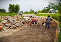 El Ayuntamiento de Cosoleacaque repara losas de concreto en el Fraccionamiento Los Mangos.