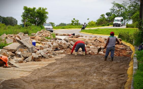 El Ayuntamiento de Cosoleacaque repara losas de concreto en el Fraccionamiento Los Mangos.