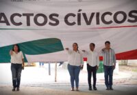 Empleados municipales de Cosoleacaque realizan honores a la bandera.