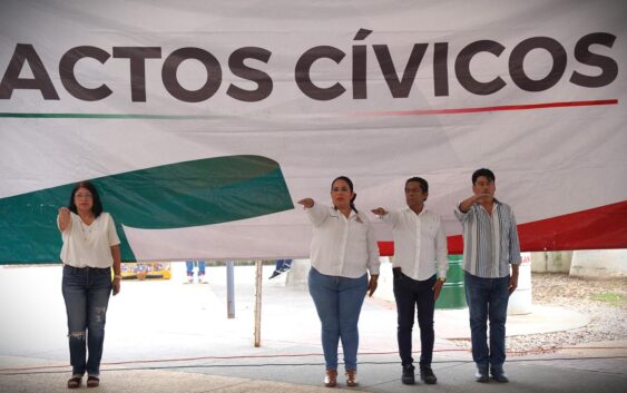 Empleados municipales de Cosoleacaque realizan honores a la bandera.