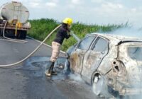 Protección Civil y Bomberos de Cosoleacaque sofocó el incendio de un vehículo en Las Matas.